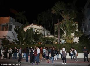 La folla fuori dalla sua casa in affitto a Miami