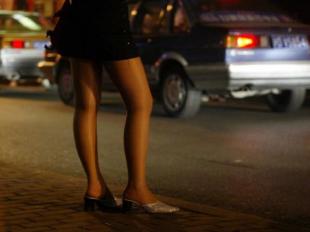 Prostituta attende i clienti a Shangai