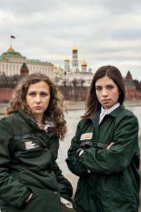 Le Pussy Riot posano davanti al Cremlino con la divisa del carcere
