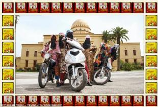 gang di giovani motocicliste a Marrakech