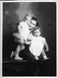 Wally Toscanini Castelbarco con la figlia Emanuela e la nipote y