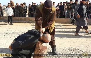 isis esecuzione per stregoneria a raqqa