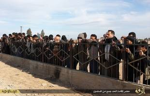 isis esecuzione per stregoneria a raqqa folla di spettatori