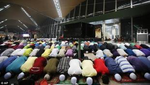Musulmani pregano per gli scomparsi