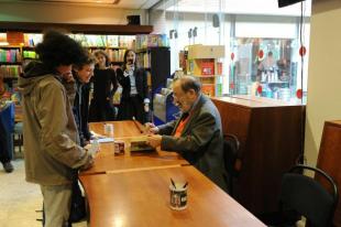 Umberto Eco autografa il suo libro