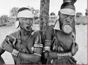 due donne della trib mursi e surma che portano dischi labiali etiopia FOTO DI SALGADO