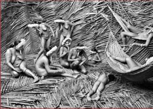 donne indigene allinterno di una capanna brasile FOTO DI SALGADO