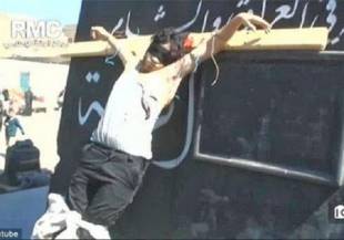 siria i terroristi dell'isis crocefiggono i loro nemici 2