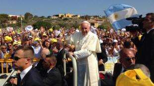 papa francesco bergoglio incontra i fedeli a lampedusa