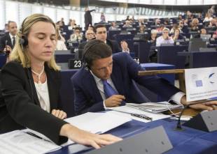 renzi mogherini a strasburgo parlamento europeo