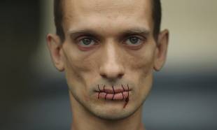 petr pavlensky si cuce la bocca