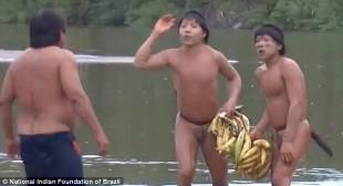 tribu amazzonica riceve banane dai brasiliani