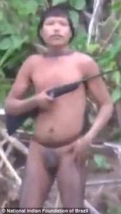 uomo della tribu amazzonica con fucile