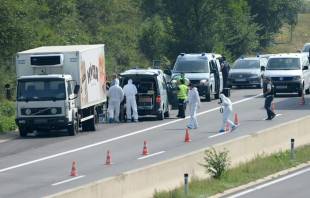 cadaveri di migranti trovati in un camion in austria 8