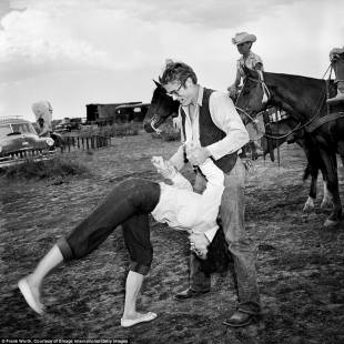 elizabeth taylor e james dean sul set del film il gigante 1956