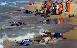 libia cadaveri di migranti sulla spiaggia