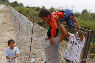 migranti al confine con l ungheria 8