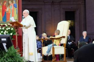 un bimbo con papa francesco bergoglio alla giornata per la famiglia