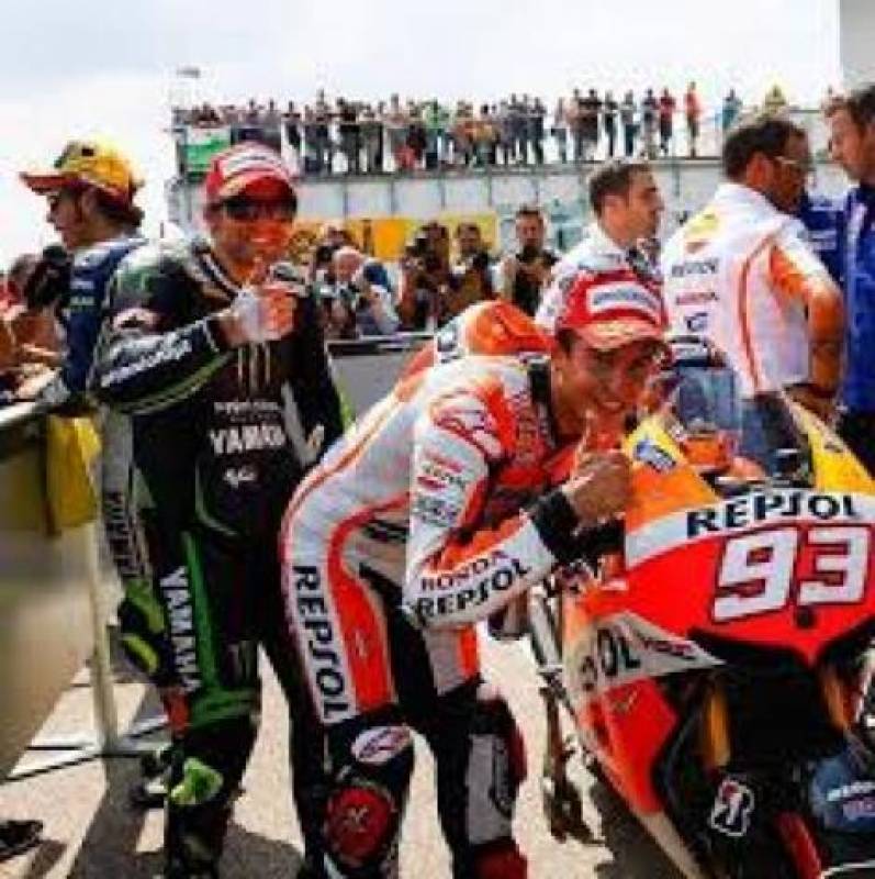 Es el segundo año que el campeón del mundo de MotoGP no saluda desde el edificio de su ciudad