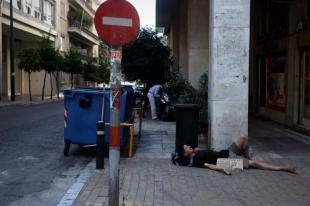tossico greco chiede soldi in strada