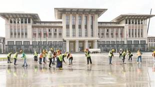 pulire il marmo davanti al palazzo di erdogan