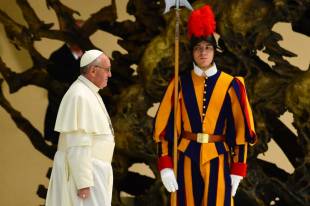 papa bergoglio e una guardia svizzera