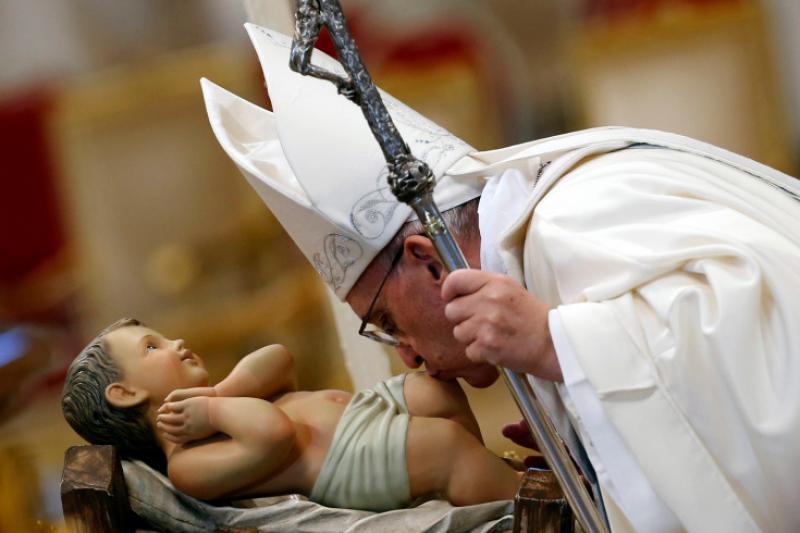 Papa Francesco bacia la statua di gesu bambino