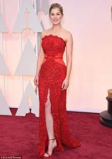 Mamma mia! Tre mesi dopo aver partorito, Rosamund Pike è sexy e sosfisticata in un rosso Givenchy