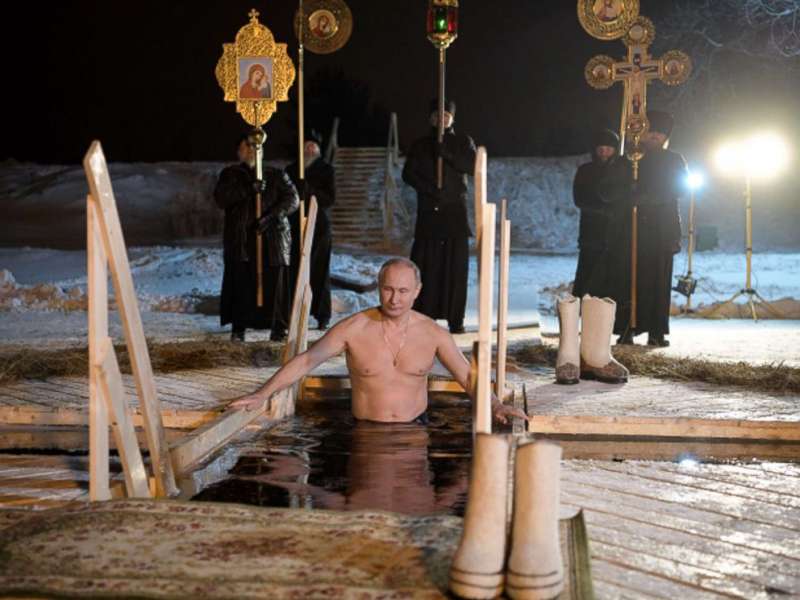 Vladimir Putin entra nelle acque ghiacciate del lago Seliger
