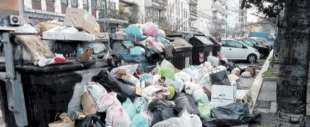 cassonetti pieni di spazzatura davanti alle scuole di roma