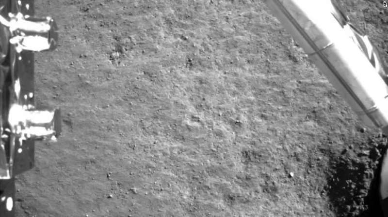 immagini del suolo lunare inviata dalla sonda cinese chang e 4