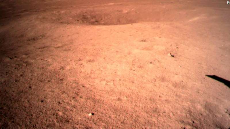 la prima immagine del suolo lunare inviata dalla sonda cinese chang e 4