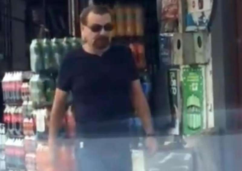 Un fermo immagine dal video prima della cattura di Cesare Battisti