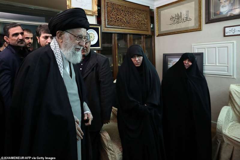 ali khamenei visita la famiglia di qassem soleimani 2