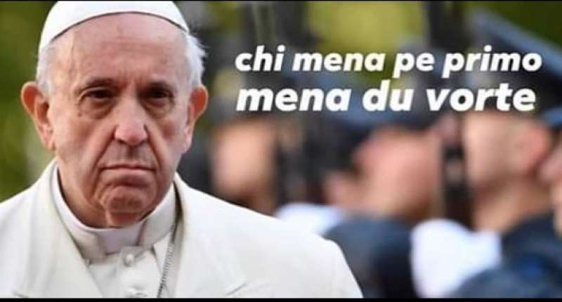 i meme su papa bergoglio dopo lo schiaffo alla mano di una fedele 3