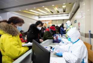 il team di medici cinesi che stanno combattendo contro il coronavirus