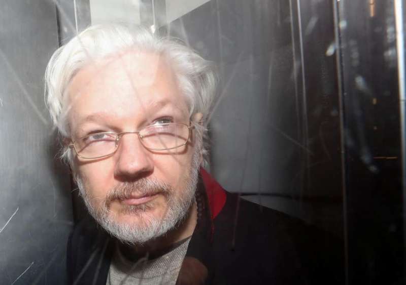 julian assange ripulito per l'udienza preliminare