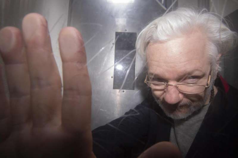 julian assange ripulito per l'udienza preliminare 2