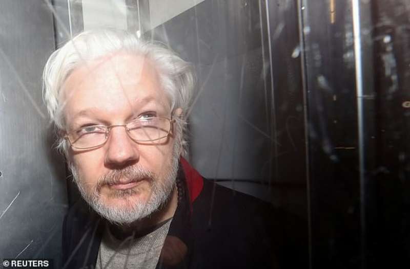 julian assange ripulito per l'udienza preliminare 3