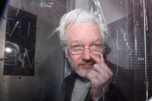 julian assange ripulito per l'udienza preliminare 4