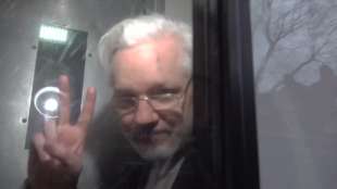 julian assange ripulito per l'udienza preliminare 6