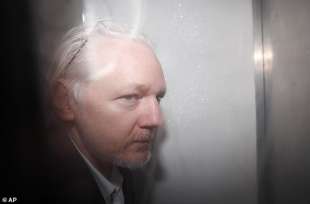 julian assange ripulito per l'udienza preliminare 7