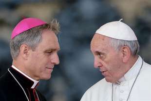 papa francesco bergoglio e monsignor gaenswein