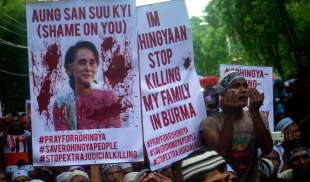 PROTESTE CONTRO AUNG SAN SUU KYI PER IL MASSACRO DEI ROHINGYA