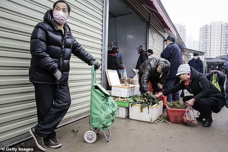 residenti di wuhan al mercato 1
