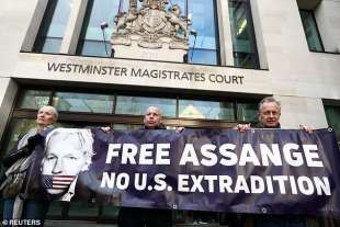 supporter di assange fuori dal tribunale di westminster