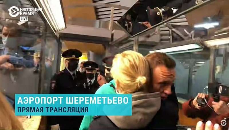 alexei navalny fermato al controllo passaporti all aeroporto sheremetyevo