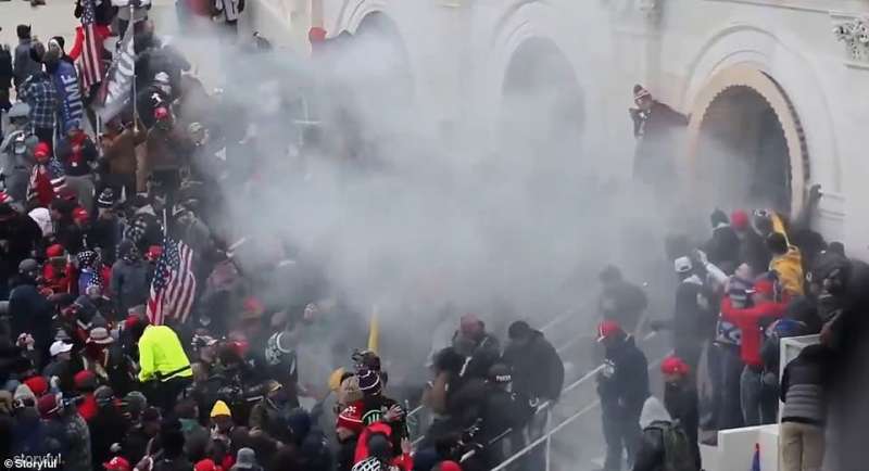 gas lacrimogeni contro i manifestanti a washington