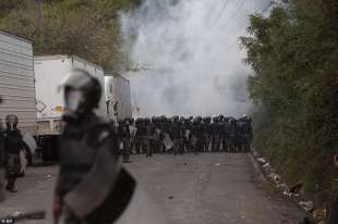 guatemala scontri tra polizia e migranti