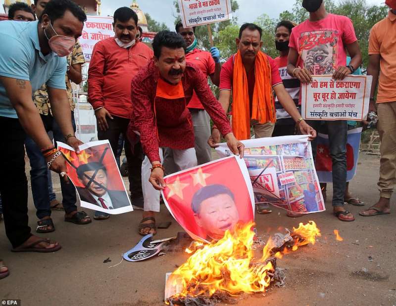 indiani bruciano immagini di xi jinping